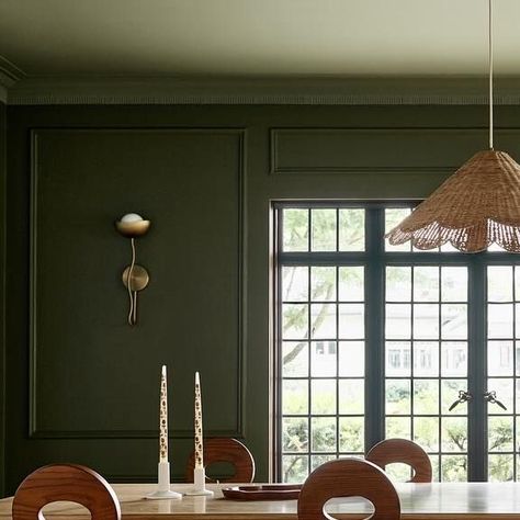 Sarah Sherman Samuel on Instagram: "the dining room at our clover tudor project. the house was destined to have a green room. 🍀   #sssclovertudor  design @sarahshermansamuel  build @sss__builds  photo @danielpeterphoto   kohta rug,  whit dining chairs, and kukka sconces  by @sarahshermansamuel for @luluandgeorgia   ledge dining table by @sarahshermansamuel @sss__atelier" Sss Atelier, Dark Green Dining Room, Green Dining Rooms, Cozy House Decor, Dining Room Green, Breakfast Room Green, Ohio House, Sarah Sherman, Cottage Dining