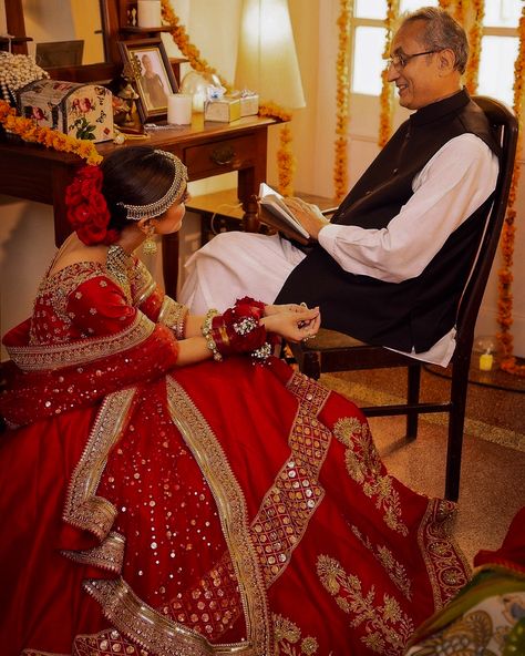 Father Of The Bride Outfit Indian, Bride Poses With Parents, Father Daughter Photos Indian, Shadi Photography, Bride With Parents, Parents Photoshoot, Father Daughter Poses, Father Daughter Wedding, Best Indian Wedding Dresses