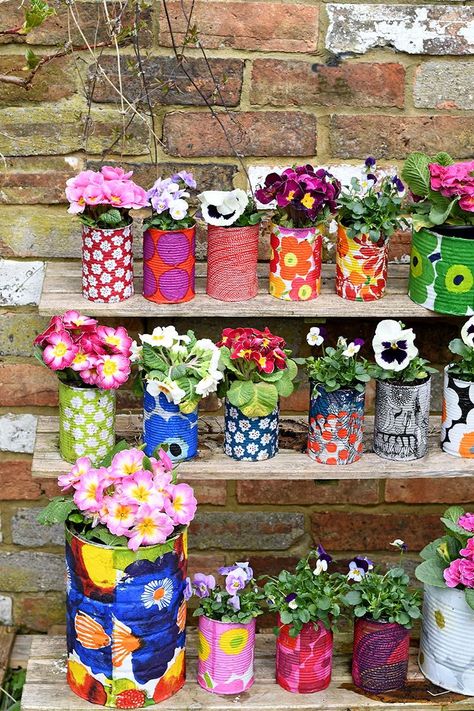 Diy Marimekko, Easy Upcycle, Upcycled Planter, Funny Vine, Colorful Planters, نباتات منزلية, Napkin Decoupage, Tin Can Crafts, Spring Decoration