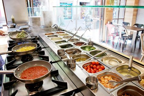 Fast Food Pasta, Open Kitchen Restaurant, Pasta House, Bbq Party Food, Street Food Design, Restaurant Kitchen Design, Pasta Shop, Commercial Kitchen Design, Pasta Restaurants