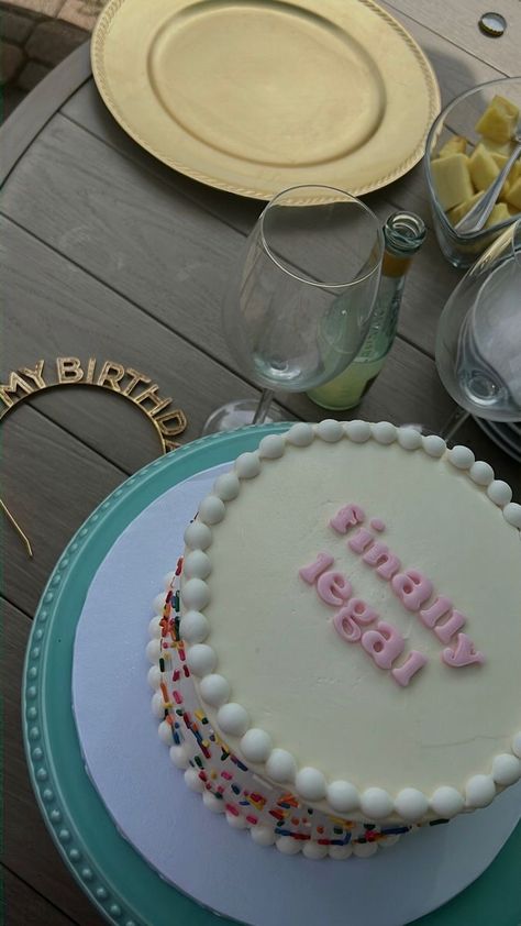 Minimalist Cake 18th Birthday, 18th Birthday Cake Legal, Minimalist Bday Cake Aesthetic, 18th Bday Cakes, Legal Birthday Cake, Cake Ideas 18th Birthday, 21st Bday Cakes, Finally Legal Cake, Birthday Cake For 18th Birthday