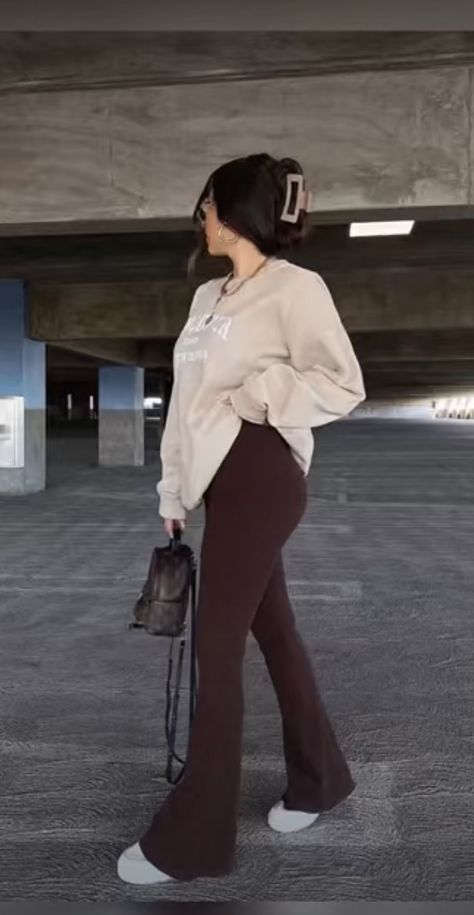 What to wear with flare leggings for school? Buy brown flare leggings here ⬇️ Fits With Brown Leggings, Brown Flare Leggings Outfit Winter, Red Flared Leggings Outfit, Outfits With Brown Flare Leggings, How To Style Brown Flared Leggings, Flat Leggings Outfit, Flate Leggings Fits, What To Wear With Brown Leggings, Flare Tights Outfit