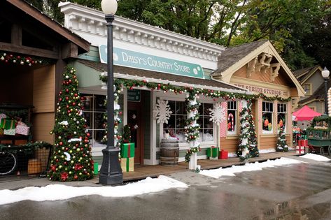 Calling All Christmas Lovers! You Can Visit These Real-Life Hallmark Movie Towns Christmas Love Songs, Barbara Niven, Holly Robinson Peete, Smoky Mountain Christmas, Holly Robinson, Maggie Lawson, Jill Wagner, Christmas Movies On Tv, Family Christmas Movies