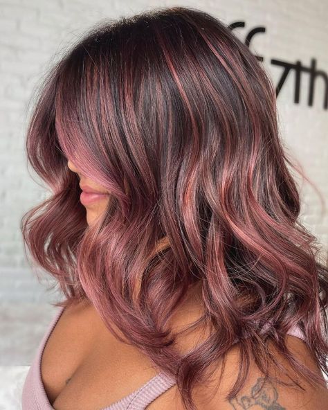 Brown To Pink Balayage, Brown Hair With Pink Highlights, Hair Color For Warm Skin Tones, Best Fall Hair Colors, Rose Gold Hair Color Ideas, Gold Hair Color Ideas, Rose Gold Hair Brunette, Rose Gold Hair Color, Pink Balayage