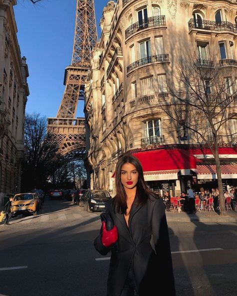 Rania Fawaz, Paris Picture Ideas, Paris Trip Outfits, Paris Ootd, Filter Presets, Paris Photo Ideas, Paris Travel Photography, Paris Winter, Parisian Aesthetic