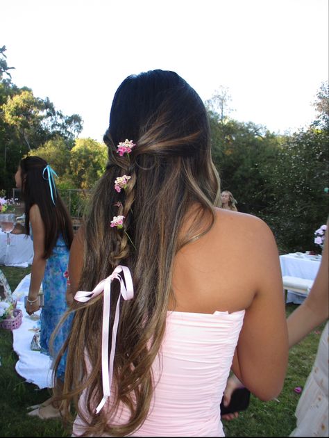 Long beautiful hair with a bow and flowers, hair styles for a garden party, fairy hair aesthetic, hair style ideas Aesthetic Party Hairstyles, Fairy Aesthetic Style, Flower Hairstyles Prom, Prom Hairstyles Fairy, Garden Fairy Hairstyles, Gardening Hairstyles, Hairstyles Birthday Party, Fairy Hair Wedding, Prom Bow Hair