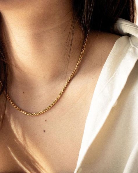 Women Gold Chain Designs, Gold Chain Necklace Womens, Dainty Diamond Necklace, Gold Chain Design, Long Pearl Necklaces, Chain For Women, Woven Chain, Gold Jewelry Simple, Gold Fashion Necklace