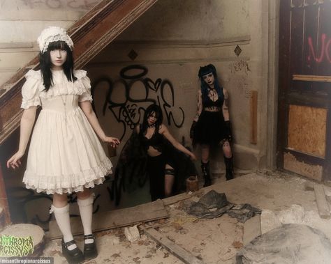 Goth Lolitas, Morute Outfits, Lola Core, Bubble Goth, Broken Doll, Mori Fashion, Lolita Outfits, Fashion Photography Poses, Doll Fashion