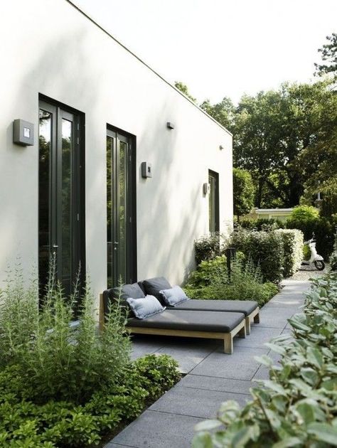 Minimalist Garden, Contemporary Building, Casa Exterior, Chaise Lounges, Interior Design Magazine, Design Exterior, Outdoor Inspirations, Outdoor Areas, Outdoor Rooms