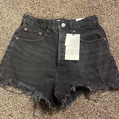 Zara Clothes Women, Black Jean Shorts Outfit, Zara Jean Shorts, Zara Clothes, Short Zara, Jean Shorts Black, Jean Short Outfits, Ripped Mom Jeans, Zara Outfit