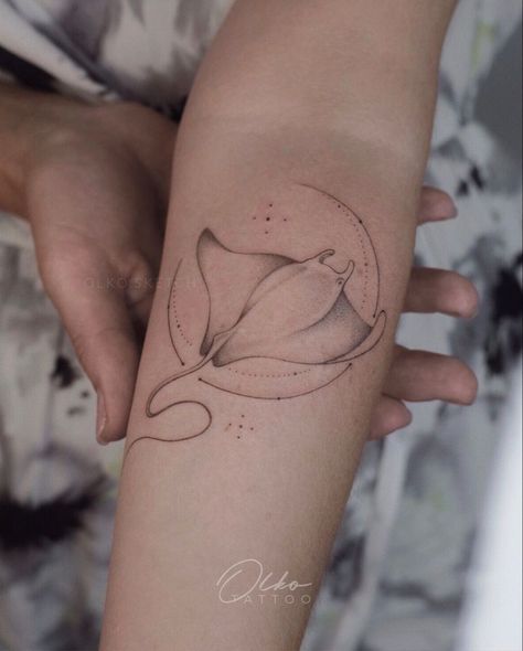 Stingray Wrist Tattoo, Sting Ray Tattoo Back, Sting Ray Tattoo Design, Stingray Tattoo Design, Sting Ray Tattoo, Mantaray Tattoo, Manta Ray Tattoo, Tattoo Fixes, Marine Tattoo