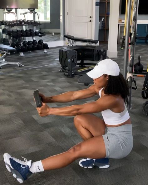 Kiara A. Townsell, BS, CPT on Instagram: “☆how to Pistol Squat for the win! 🤩🔥 ⠀ happy Thursday team! ⚡️ dropping some Pistol squat progressions so you all can learn how to do them…” One Leg Squat, Calisthenics Aesthetics, Fitness Era, Sports Girl, Gym Fits, Workout Plan Gym, Ideal Body, Gym Inspiration, Move Your Body