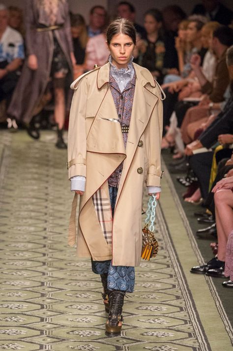 Burberry Fashion Show, Burberry Fashion, London Fashion Weeks, Burberry Trench, Burberry Trench Coat, Popsugar Fashion, Classic Coats, Vintage Burberry, Cold Weather Outfits