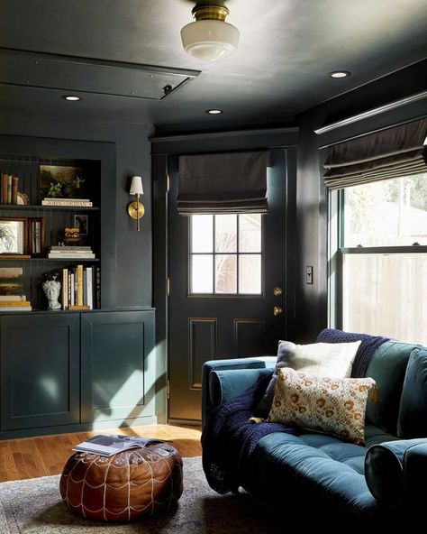 Tv Room Ideas Cozy, Mil Suite, Dark Living Room Ideas, Moody Living Room, Living Colors, Snug Room, Dark Living Rooms, Emily Henderson, Amber Interiors