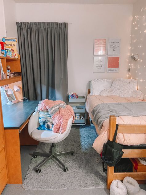 Single Person Dorm Room, Sorority House Rooms, University Bedroom, University Rooms, College Bedroom Decor, College Dorm Room Inspiration, Dream Dorm Room, Dorm Room Styles, Hostel Room