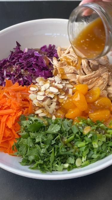 AMAZING salad recipe. Asian-inspired sesame chicken salad + sesame ginger dressing 🤤 Chinese Crunch Salad, Salad W Chicken, Salad Dressing Asian, Salad Recipes Green Leaf, Chicken Orange Salad, Salads Ideas Healthy, Asian Salad With Chicken, Best Asian Salad Recipe, Thai Tuna Salad