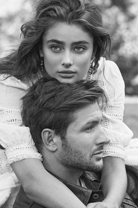 Ralph Lauren Romance Campaign, Ralph Lauren Taylor Hill, Taylor Hill Family, Ralph Lauren Couple Photoshoot, Iconic Couple Photoshoot, Taylor Hill Ralph Lauren, Ralph Lauren Photoshoot Family, Ralph Lauren Family Aesthetic, Iconic Couple Photos