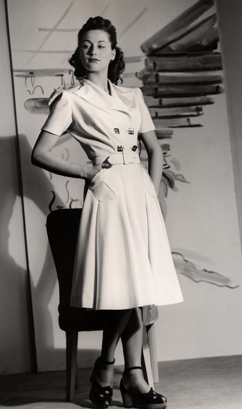 If you love the look of well-tailored dresses and military-inspired outfits, styling a 1940s look is for you. Take a look at the most popular 1940s looks for women. 1940s Life, 1940 Fashion, 40s Mode, 40s Style Dresses, 40s Outfits, 1940s Fashion Women, Fashion 40s, 1940s Looks, 1940s Women