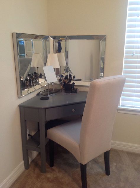 DIY bedroom vanity- corner desk, chair and desktop mirror from Overstock, two mirrors from @homegoods. Perfect for that unused corner space! Corner Table Bedroom Desk Ideas, Diy Vanity Corner, Diy Corner Dressing Table, Bedroom With Corner Desk, Corner Beauty Station, Small Corner Makeup Vanity Ideas, Corner Makeup Vanity Ideas Bedrooms, Vanity Ideas Bedroom Corner, Corner Vanity Desk