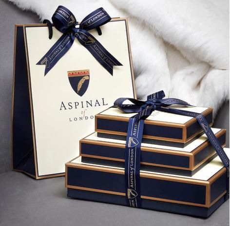 Aspinal’s Guide to Gift Wrapping Luxury Box Design, Luxury Gift Basket, Custom Mailer Boxes, Chocolate Packaging Design, Luxury Packaging Design, Luxury Gifts For Men, Dessert Packaging, Packaging Ideas Business, Gifts Wrapping Diy