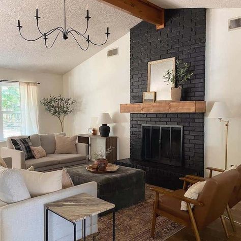 Inspirational black fireplace ideas for a vivid impact - Farmhousehub Black Fireplace Wall, Black Brick Fireplace, Fireplace Room, Brick Fireplace Makeover, Black Fireplace, Home Fireplace, Fall Front, Fireplace Makeover, Brick Fireplace