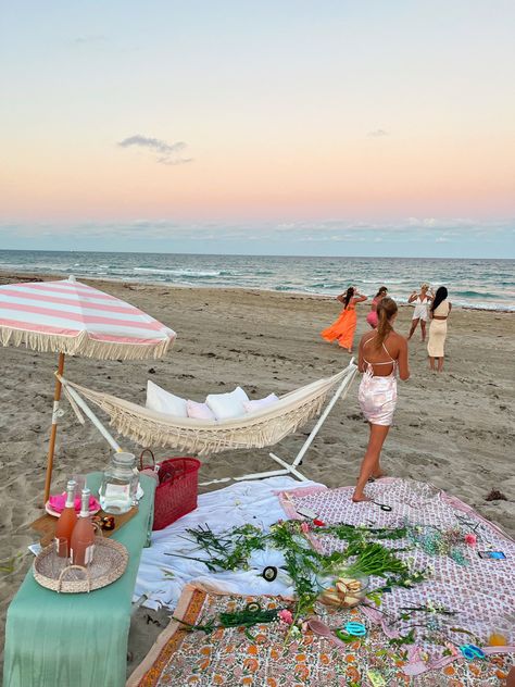 Aesthetic Vacation Outfits, Picnic Outfit Summer, Picnic Setup, Coconut Girl Summer, Sunset Party, Sweet 16 Themes, Beach Birthday Party, Aesthetic Vacation, Party Setup