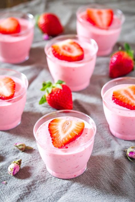 Quick Strawberry Mousse Recipe Pink Mousse Cups, Strawberries And Cream Recipe, Strawberry Mousse Recipe, Lemon Blueberry Bundt Cake, Cakes Ice Cream, Blueberry Bundt Cake, Fresh Strawberry Recipes, Cheesecake In A Jar, Fruit Parfait