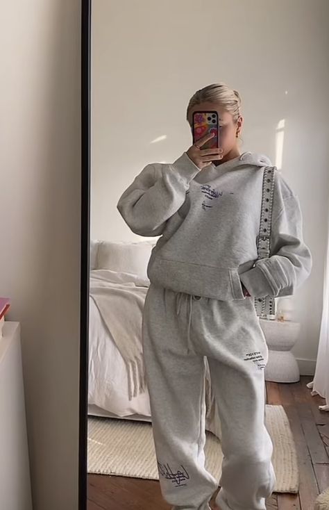 Comfy Tracksuit Outfits, Matching Sweat Set Outfit, Sweatpants Outfit Aesthetic, Tracksuit Aesthetic, Sweat Set Outfits, Matching Sets Sweats, Gray Sweatpants Outfit, Sweat Suits Outfits, Sweatsuit Outfits