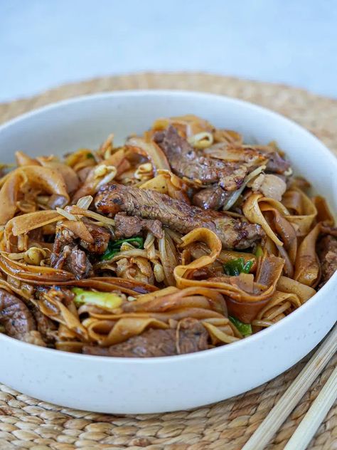 Stir-fried Beef with Flat Rice Noodles | Simple Home Edit Dinner Ideas Simple, Flat Rice Noodles, Tomato Tortellini, Tortellini Recipe, Pork Pasta, Honey Soy Chicken, Slow Cooker Breakfast, Fettuccine Alfredo Recipes, Instagram Recipes