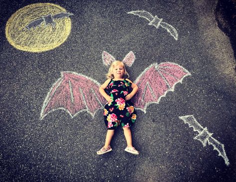 Halloween Sidewalk Chalk Ideas, Halloween Sidewalk Chalk Art Ideas Easy, Scary Chalk Art, Halloween Sidewalk Chalk Art, Halloween Chalk Art, Cute Fall Pictures, Chalk Pictures, Street Chalk Art, Chalk Photos