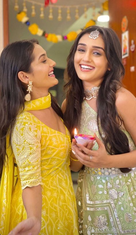 Sister Diwali Poses, Lehnga Poses With Sister, Sister Wedding Poses Photo Ideas, Diwali Poses With Bestie, Pose With Sister In Traditional, Sister Wedding Poses, Sister Wedding Pics, Sister Photoshoot Poses Indian, Besties Photoshoot Ideas