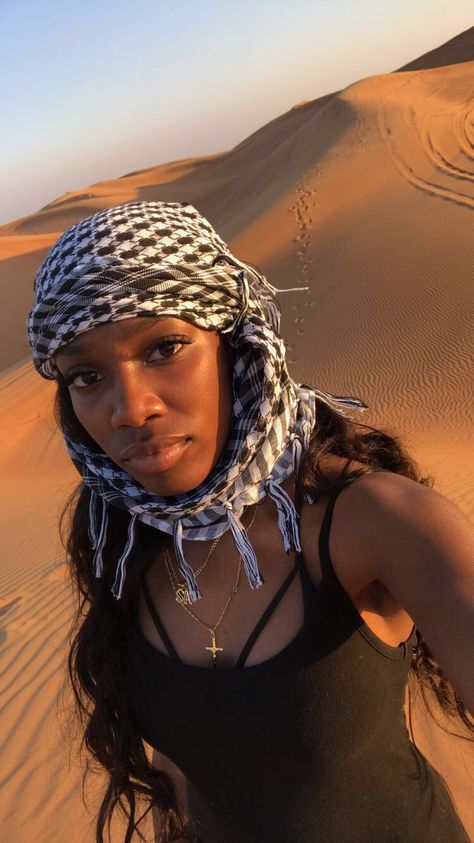 Desert Head Scarf, Dubai Headscarf, Desert Safari Outfit, Dubai Fits, Dubai Scarf, Head Scarf Tutorial, Scarf Styling, Dubai Safari, Desert Theme