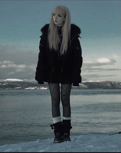 Winter Emo Outfits, Emo Winter Outfits, Gothic Winter Outfit, Emo Girl Aesthetic, E Girl Hairstyles, Emo Scene Aesthetic, Scene Aesthetic, Snow Girl, Romantic Goth