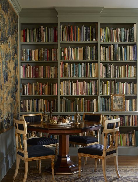 English Den Cozy Library, Farrow And Ball Library, Art Deco Home Library, Library Banquette, English Library Aesthetic, Bookshelf Colors, Parisian Home Office, Painted Library, Library Room Design