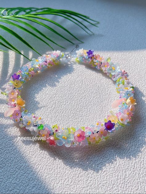 The garden necklace in the sunlight is glittery Choker Beads, Flower Beaded Necklace, Custom Charm Necklaces, Custom Charms, Aesthetic Vintage, Beaded Flowers, Charm Necklace, Beaded Jewelry, Choker