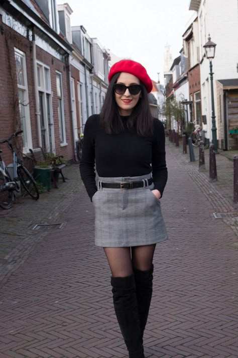 Red Barrett Outfit, Check Mini Skirt Outfit Winter, Red Beret Outfit Winter, Check Skirt Outfit, Black Beret Outfit, Berrets Outfits, Red Beret Outfit, Black Red Outfit, Baret Outfit