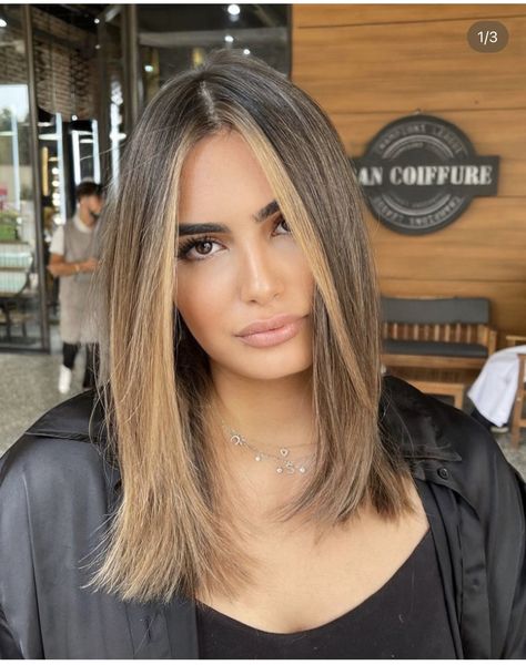 Angled Haircut Medium With Layers, Medium Bob Hairstyles Shoulder Length, Straight Collar Bone Length Hair, Collar Bone Length Hair With Bangs, Collar Bone Length Hair Straight, Mid Bob Haircut, Collar Bone Length Hair, Collarbone Hair, Longbob Hair