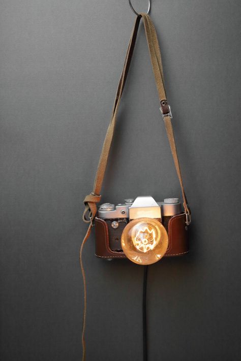 Camera Lamp Diy, Vintage Lamps Retro, Diy Camera Craft, Retro Lamps Vintage, Diy Lamp Ideas, Note Lamp, Phone Lamp, Vintage Camera Decor, Homemade Lamps