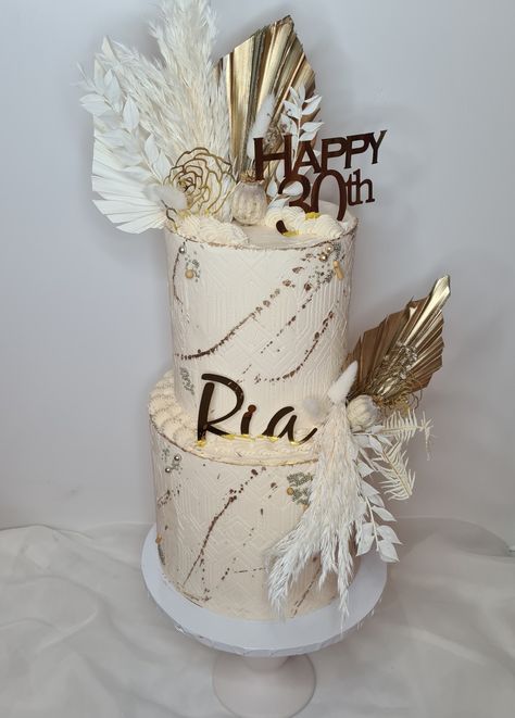 Beige Birthday Cake, Golden Birthday Cake Ideas, Beige Cake, 60th Birthday Cake For Mom, Tårta Design, Golden Birthday Cakes, Modern Birthday Cakes, Birthday Cake For Mom, Birthday Cake With Flowers