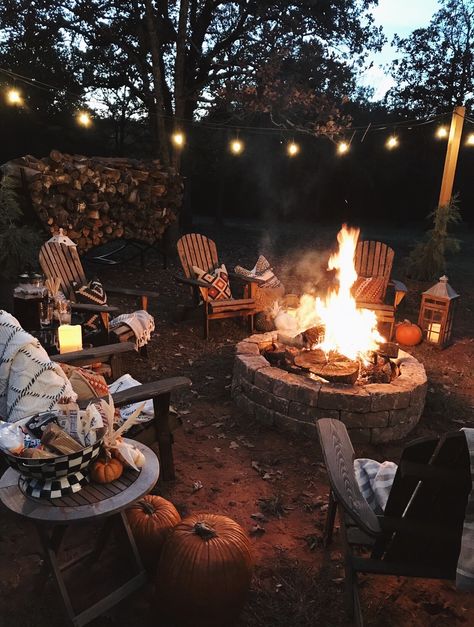 Fire Pit Blankets, Fire Pit Astetic, Outside Cozy Area, Winter Fire Pit Ideas, Fire Pit Photoshoot, Fire Pit Aesthetic, Winter Fire Pit, Unique Fire Pit Ideas, Halloween Fire Pit