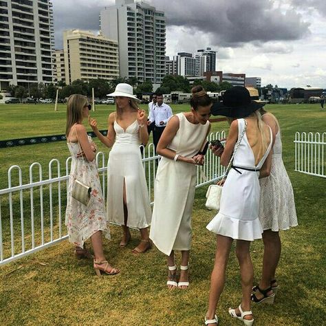 Hamptons Winery Outfit, Ascot Dresses Ideas, Polo Classic Theme Party Outfit Women, Horse Derby Outfits, Racecourse Outfit, White Dress Races Outfits, Polo Races Outfits For Women, Saratoga Springs Ny Horse Racing Outfits, Horse Racing Outfit