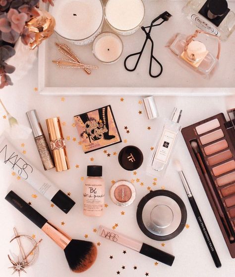 Warm Makeup, Flatlay Makeup, Beauty Dish, Minimalist Beauty, Make Up Brush, Beauty Products Photography, Black Makeup, Makeup Tricks, Blogger Tips