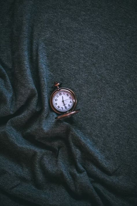 gold pocket watch at 10 00 photo – Free Image on Unsplash Buddha Wallpaper Iphone, Art Deco Design Graphics, Wallpaper Drawing, Nature Creative, Simple Mobile, Galaxy Wallpaper Iphone, Gold Pocket Watch, Wallpaper Earth, Amazing Gifs