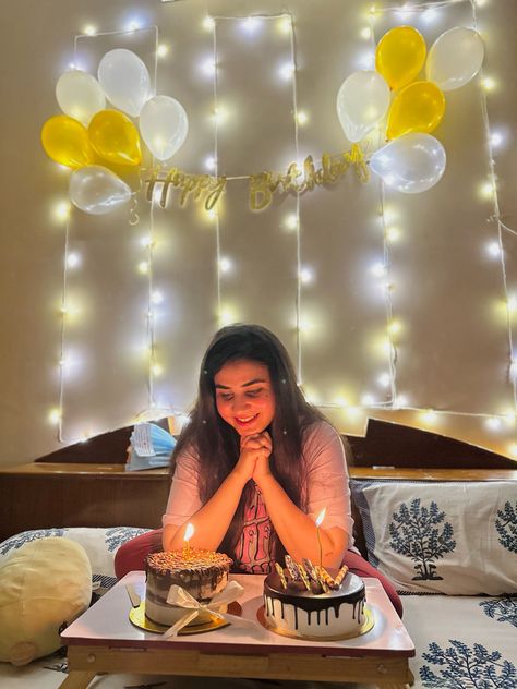 Self Celebration Birthday, Simple Birthday Poses, Roof Top Birthday Decoration, Birthday Decoration Ideas At Home Simple, Simple Birthday Decorations At Home, 25th Birthday Ideas For Her, Cheap Birthday Decorations, Decoration Ideas For Birthday, Birthday Decoration Ideas At Home