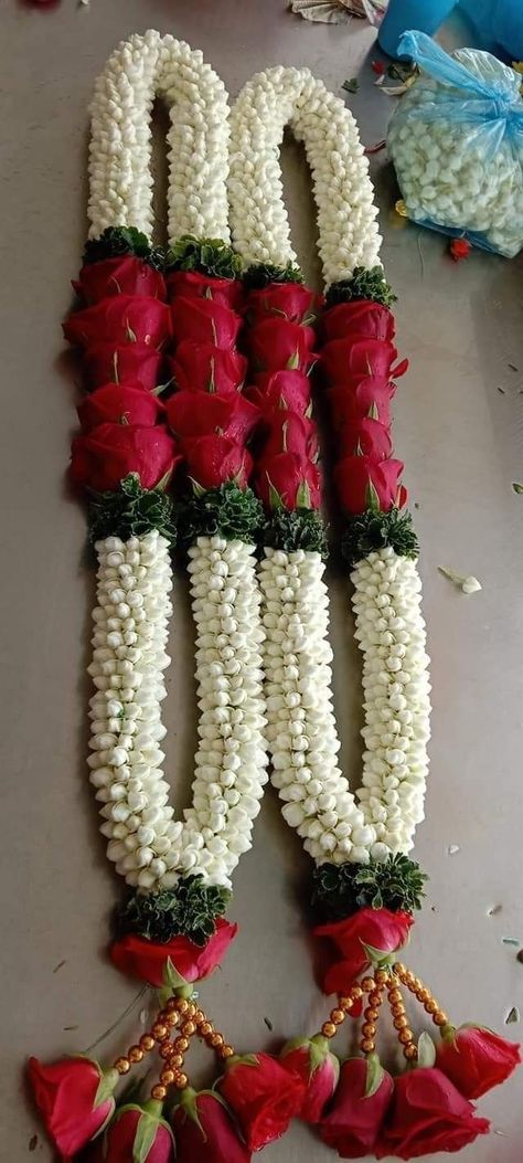 Malai Designs For Wedding, Varmala Designs Flower Garlands, Garland For Wedding Indian Bride, Engagement Malai Design, Indian Wedding Garland Marriage, Flower Garland Wedding Brides, Wedding Malai Design, Rose Mala For Wedding, Garlands Wedding Indian Flower