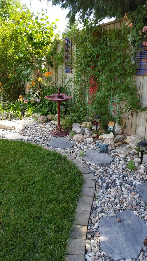 Rock garden, edging, yard Rock Garden Edging, Garden Landscaping Backyard, Backyard Ideas On A Budget, Rock Garden Design, Diy Fence, Rock Garden Landscaping, Fence Landscaping, Garden Yard Ideas, Backyard Garden Design