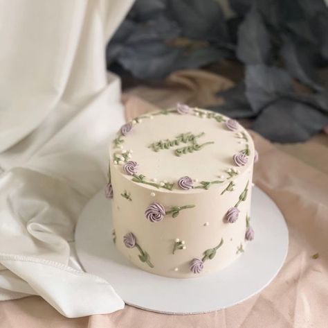 Pastel Cake Ideas Simple, Fondant Flower Cake Designs, Minimal Floral Cake, Cake Ideas For Mothers Birthday, Small Tall Cake, Simple Floral Cake Design, White Cake With Purple Flowers, Mom Cake Birthday, Simple Small Cake