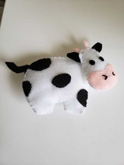 Cow Plushie Sewing Pattern, Diy Cow Stuffed Animal, Cow Felt Ornaments, Diy Cow Crafts For Adults, Simple Felt Animals, Cow Crafts For Adults, Cow Sewing Pattern, Cow Sewing, Felt Cow