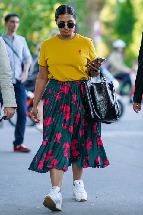 Spring Summer 2023 Fashion Trends Plus Size, Fashion Xl Plus Size Style, Street Style 2023 Curvy, 2023 Style Trends Plus Size, Street Wear For Work, Outfit Ideas Xl Size, Curvy Street Style Summer, Curvy Colorful Outfit, Cool Mom Fashion