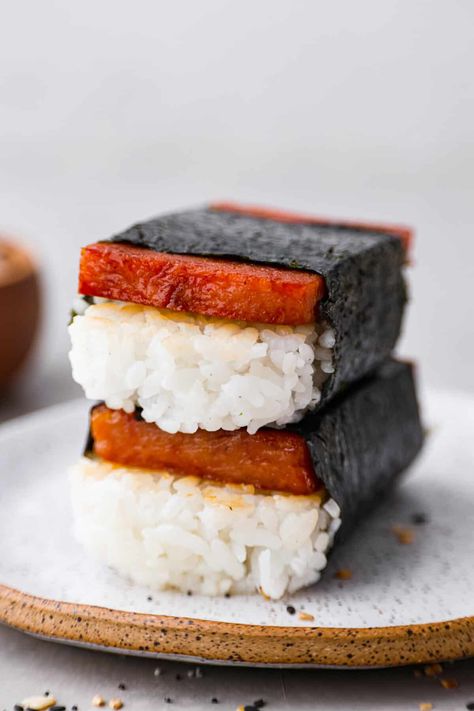 Spam Musubi Musubi Spam, Soy Sauce Glaze, Spam Musubi Recipe, Musubi Recipe, Hawaiian Poke Bowl, Hawaiian Snacks, Hawaiian Foods, Spam Recipes, Crispy Seaweed